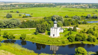 Rusya, Bogolyubovo. Kilisenin Nerl 'deki şefaat görüşü. Ortodoks Kilisesi ve Ortaçağ Rusya 'sının bir sembolü, Havadan Bakış  