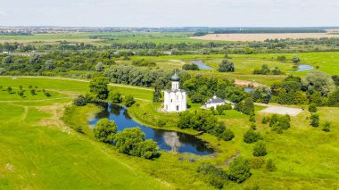 Rusya, Bogolyubovo. Kilisenin Nerl 'deki şefaat görüşü. Ortodoks Kilisesi ve Ortaçağ Rusya 'sının bir sembolü, Havadan Bakış  
