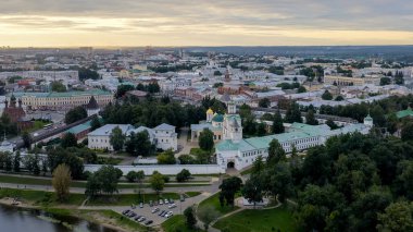 Yaroslavl, Rusya. Yaroslavl Spaso-Preobrazhensky Manastırı (Spaso-Yaroslavl Manastırı) - Yaroslavl 'daki antik bir erkek manastırı. Gün batımı, Hava Görünümü  