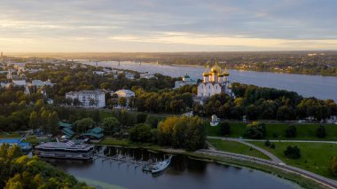Yaroslavl, Rusya. Strelka (Spit), Kotorosl Volga Nehri 'ne akar. Gün batımı, Hava Görünümü  