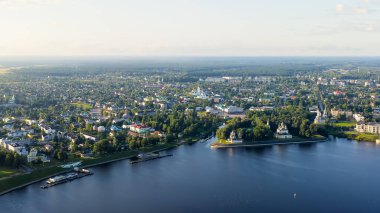 Uglich, Rusya. Havadan çirkin bir şehir, Uglich Kremlin, şehrin ana ilgi odağı. Sabahın erken saatlerinde, Hava Görüntüsü  