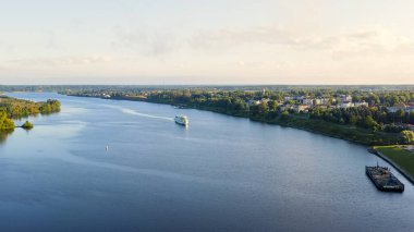 Uglich, Rusya. Havadan iğrenç bir şehir. Volga nehrinde bir gemi turu. Sabahın erken saatlerinde, Hava Görüntüsü  
