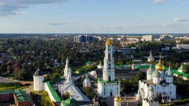 Sergiev Posad, Rusya. Trinity-Sergius Lavra, Rus Ortodoks Kilisesi 'nin en büyük erkek manastırıdır. Sergiev Posad şehrinin merkezinde yer almaktadır. Gün batımı ışığı, Hava Görünümü  