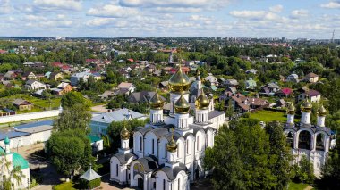 Pereslavl-Zalessky, Rusya. Aziz Nicholas Pereslavsky Manastırı. Bulutlu hava, yaz, hava manzarası  