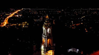Sergiev Posad, Rusya. Trinity-Sergius Lavra, Rus Ortodoks Kilisesi 'nin en büyük erkek manastırıdır. Sergiev Posad şehrinin merkezinde yer almaktadır. Geceleri, Hava Görüntüsü  
