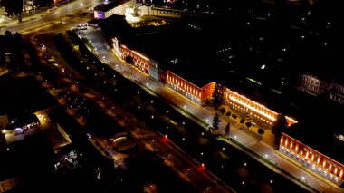 Tula, Rusya. Geceleri şehrin havadan görünüşü. Nehir seti, fabrikalar, hava manzarası.  