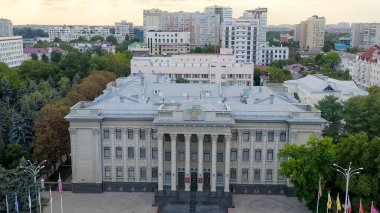 Krasnodar, Rusya. Krasnodar Yasama Meclisi. Binanın İngilizce 'ye çevrilen metni Yasama Meclisi' dir. Hava görüntüsü, Hava Görüntüsü  