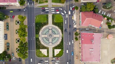Krasnodar, Rusya. Alexandrovsky Bulvarı. Kutsal Büyük Şehit Catherine 'in fıskiyeli anıtı. Zafer Kemeri. Hava görüntüsü, hava görüntüsü, baş üstü.  