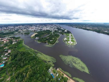 Yaroslavl, Rusya. Tükürüğün üzerine park et. Şehrin panoramik manzarası. Kotorosl, Volga Nehri 'ne akar. Hava bulutlu. Hava görünümü