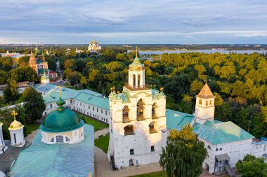 Yaroslavl, Rusya. Yaroslavl Spaso-Preobrazhensky Manastırı (Spaso-Yaroslavl Manastırı) - Yaroslavl 'daki antik bir erkek manastırı. Gün batımı zamanı. Hava görünümü