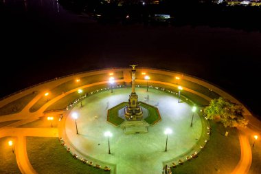 Yaroslavl, Rusya. Strelka Parkı (Spit) manzarası. Volga nehri seti, Kotorosl nehri birleşimi. Geceleri hava manzarası