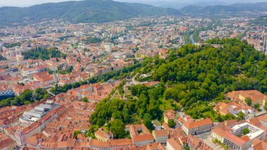 Graz, Avusturya. Graz 'daki saat kulesi. Tarihi şehir merkezi hava manzarası. Schlossberg Dağı (Castle Hill), Havadan Görünüm  
