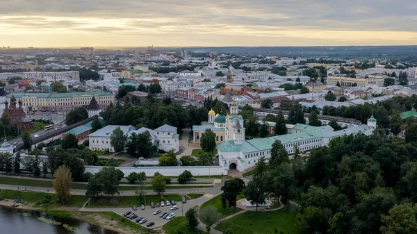 Yaroslavl, Rusya. Yaroslavl Spaso-Preobrazhensky Manastırı (Spaso-Yaroslavl Manastırı) - Yaroslavl 'daki antik bir erkek manastırı. Gün batımı, Hava Görünümü  