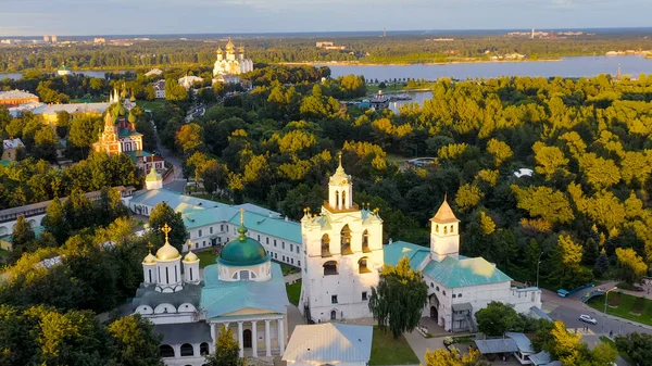 Yaroslavl, Rusya. Yaroslavl Spaso-Preobrazhensky Manastırı (Spaso-Yaroslavl Manastırı) antik bir erkek manastırı. Gün batımı, Hava Görünümü  