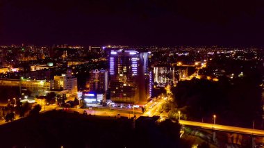 Perm, Rusya - 3 Ağustos 2020: Kama nehrinin kıyısındaki modern yüksek konut binası. Şehir merkezi, Hava Görünümü  