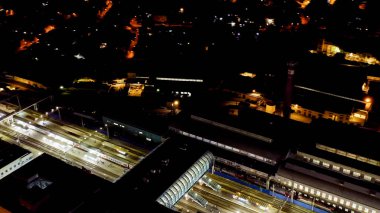 Rostov-on-Don, Rusya - 25 Ağustos 2020: Rostov-Glavny tren istasyonu. Şehir gece manzarası, hava manzarası.  