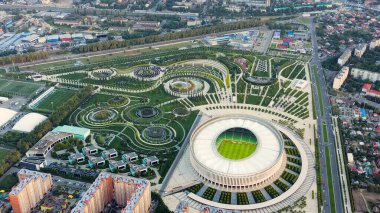 Krasnodar, Rusya - 26 Ağustos 2020: Krasnodar - Krasnodar şehrindeki bir futbol stadyumu. Halk Parkı Krasnodar (Galitsky Parkı). Gün batımı, Hava Görünümü  