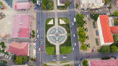 Krasnodar, Rusya - 27 Ağustos 2020: Alexandrovsky Bulvarı. Kutsal Büyük Şehit Catherine 'in fıskiyeli anıtı. Zafer Kemeri. Hava görüntüsü, Hava Görüntüsü  