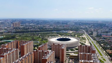 Krasnodar, Rusya - 29 Ağustos 2020: Krasnodar - Krasnodar şehrindeki bir futbol stadyumu. Halk Parkı Krasnodar (Galitsky Parkı). Yaz hava manzarası, Hava manzarası  