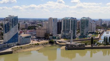 Krasnodar, Rusya - 29 Ağustos 2020: Öpücükler Köprüsü. Kubanskaya seti üzerinde yeni yerleşim yerleri. Kuban Nehri. Yazın şehir üzerinde uçuş, Hava Manzarası  