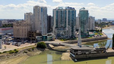 Krasnodar, Rusya - 29 Ağustos 2020: Öpücükler Köprüsü. Kubanskaya seti üzerinde yeni yerleşim yerleri. Kuban Nehri. Yazın şehir üzerinde uçuş, Hava Manzarası  