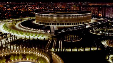 Krasnodar, Rusya - 29 Ağustos 2020: Krasnodar - Krasnodar şehrindeki bir futbol stadyumu. Halk Parkı Krasnodar (Galitsky Parkı). Gece parkın üzerinde uçarken, Aerial View  