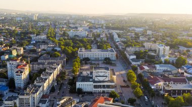 Simferopol, Kırım - 31 Ağustos 2020: Günbatımı saatinde şehir merkezi panoraması. Kırım Cumhuriyeti Bakanlar Kurulu, Lenin Meydanı, Havadan Bakış  