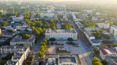 Simferopol, Kırım - 31 Ağustos 2020: Günbatımı saatinde şehir merkezi panoraması. Kırım Cumhuriyeti Bakanlar Kurulu, Lenin Meydanı, Havadan Bakış  