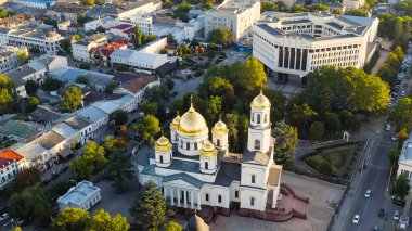 Simferopol, Kırım - 31 Ağustos 2020: Alexander Nevsky Katedrali. Gün batımında şehir merkezi panoraması, Hava Görüntüsü  