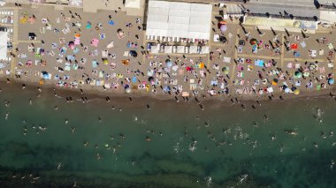 Sudak, Kırım - 15 Eylül 2020 Sudak seti. Plajları ve insanları olan Karadeniz kıyıları, Aerial View, Kafası Yukarda  