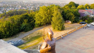 Stavropol, Rusya - 17 Eylül 2020: Kızıl Muhafız Askeri Anıtı. Asker Meydanı. Gün batımı, Hava Görünümü  