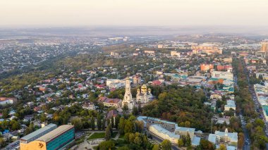 Stavropol, Rusya - 17 Eylül 2020: Stavropol 'deki Kazan İkonunun Katedrali. Gün batımı, Hava Görünümü  
