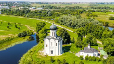 Rusya, Bogolyubovo. Kilisenin Nerl 'deki şefaat görüşü. Ortodoks Kilisesi ve Ortaçağ Rusya 'sının bir sembolü, Havadan Bakış  