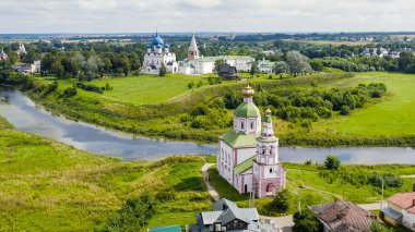 Suzdal, Rusya. Uçuş. İvanova Tepesi 'ndeki Hz. Elijah Kilisesi ya da İlyas Kilisesi. Kamenka Nehri' nin kıvrımında Suzdal 'da bir tapınak.  