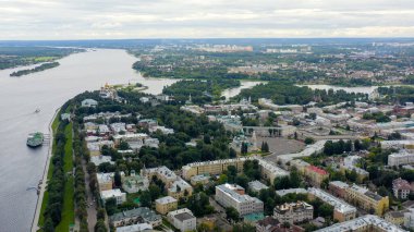 Rusya, Yaroslavl. Şehrin üzerinde uçmak, Yaroslavl 'ın merkezinin panoramik görüntüsü, Havadan Bakış  