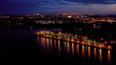 Yaroslavl, Rusya. Strelka (Spit), Kotorosl Volga Nehri 'ne akar. Gün batımından sonra şehir ışıkları, alacakaranlık, hava manzarası  
