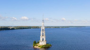 Kalyazin, Rusya. Kalyazin çan kulesi. Aziz Niklas Katedrali 'nin çan kulesi (su basmış çan kulesi olarak bilinir), Hava Görünümü  