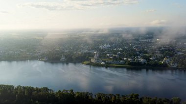 Uglich, Rusya. Havadan iğrenç bir şehir. Bulutlarda uçuyor. Volga Nehri. Sabahın erken saatlerinde, Hava Görüntüsü  