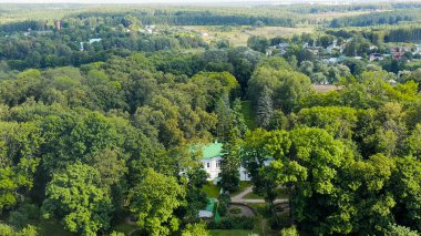 Yasnaya Polyana, Rusya. Lev Nikolaevich Tolstoy, Yasnaya Polyana 'da doğdu ve hayatının çoğunu Havadan Bakış' ta geçirdi.  