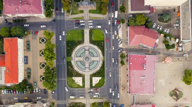 Krasnodar, Rusya. Alexandrovsky Bulvarı. Kutsal Büyük Şehit Catherine 'in fıskiyeli anıtı. Zafer Kemeri. Hava görüntüsü, hava görüntüsü, baş üstü.  