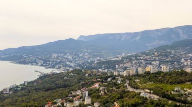 Yalta, Kırım. Güneşli bir havada şehrin manzarası. Baraj ve liman, Hava Görünümü  