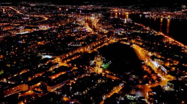 Astrakhan, Rusya. Astrakhan Kremlin 'in çan kulesi. Astrakhan Kremlin 16. yüzyılda yapılmış beyaz taş bir kaledir. Gece, Hava Görüntüsü  