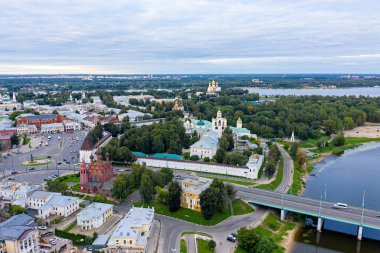 Yaroslavl, Rusya. Yaroslavl Spaso-Preobrazhensky Manastırı (Spaso-Yaroslavl Manastırı) - Yaroslavl 'daki antik bir erkek manastırı. Gün batımı zamanı. Hava görünümü