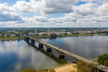Rybinsk, Rusya. Rybinsk şehrinin seti ve Volga Nehri üzerindeki köprünün manzarası. Hava fotoğrafçılığı