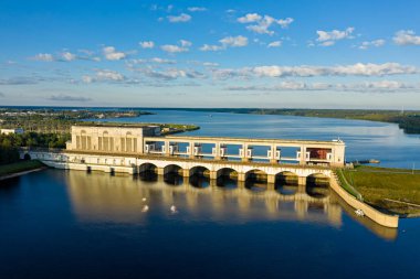 Uglich, Rusya. Uglich hidroelektrik santrali. Hava görüntüsü. Sabah erkenden