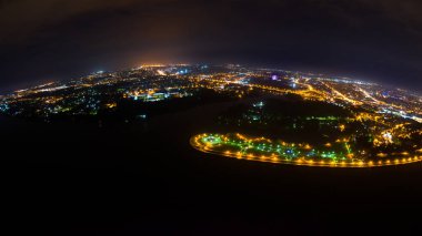 Yaroslavl, Rusya. Strelka Park 'ın (Tükürük) panoramik manzarası. Volga nehri seti, Kotorosl nehri birleşimi. Geceleri hava manzarası
