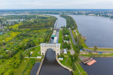 Uglich, Rusya. Seyahat gemisi ve kargo gemisi tipi Volga-Don, Lock Gate Uglich deposunda. Hava görünümü