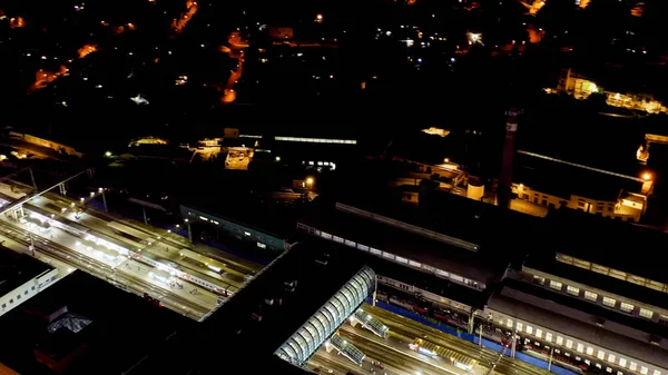 Rostov-on-Don, Rusya - 25 Ağustos 2020: Rostov-Glavny tren istasyonu. Şehir gece manzarası, hava manzarası.  