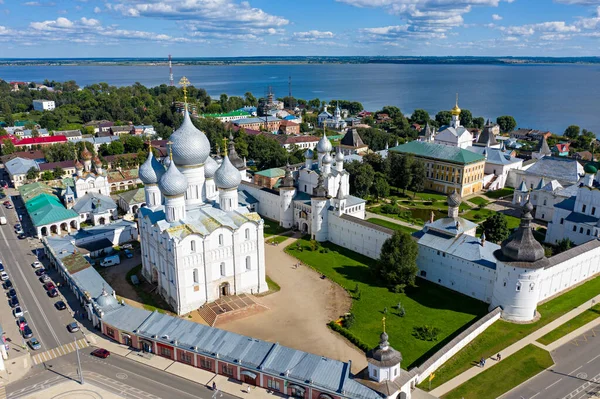 Rostov, Rusya. Kutsal Bakire Meryem 'in Varsayımı Katedrali. Rostov Kremlin. Hava görünümü