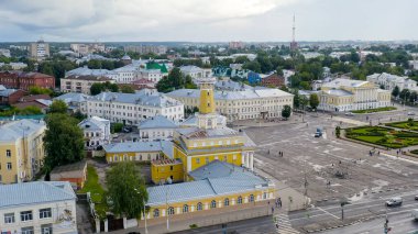 Kostroma, Rusya - 12 Ağustos 2020: Kostroma 'daki yangın kulesi - klasik çağın mimari bir anıtı, merkezi Susaninskaya meydanının ana süslemesi, Havadan Bakış  